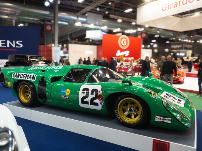 Ferrari 330 P4 Bache Décorative d'une Ferrari 330 P4 verte de l'ecurie David Piper, numéro 22 livrée Sandeman, exposée sur le Salon Rétromobile de Paris .