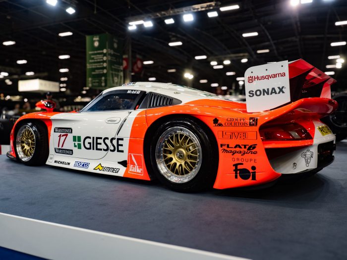 Porsche 911 GT1 Profil arrière Bache Décorative d'une vue de profil arrière de la Porsche 911 GT1 livrée Giesse et sonax