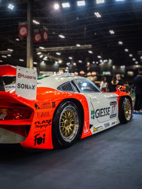 Porsche 911 GT1 Giesse Bache décorative d'une Porsche 911 GT1 de course , vue arrière trois-quarts, livrée Giesse et Sonax