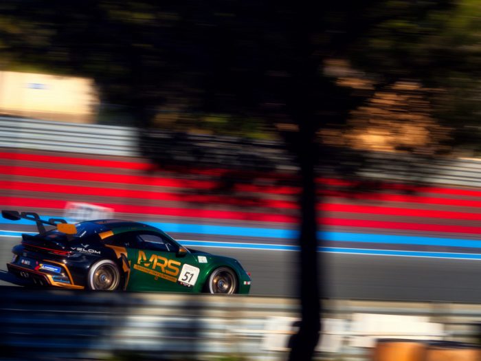 Porsche 911 GT3 de l'écurie MRS GT-Racing numéro 51 sur le circuit Paul Ricard.