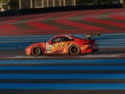 Porsche 911 GT3 Cup type 992 numéro 13 en piste sur le circuit Paul Ricard.