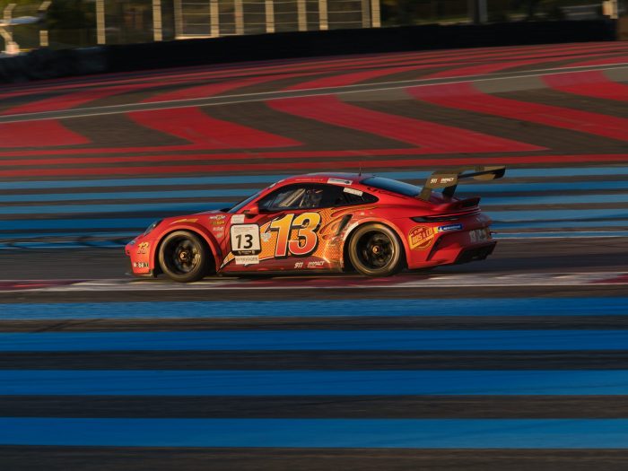 Porsche 911 GT3 Cup type 992 numéro 13 en piste sur le circuit Paul Ricard.