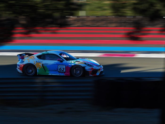 Porsche 718 Cayman GT4 RS Clubsport numéro 62 livrée multicolore au Circuit Paul Ricard.